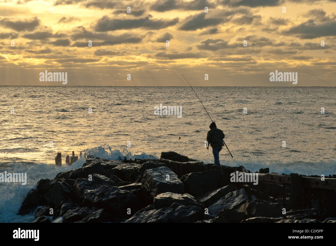 Pêcheur de pierres à surfez dans tôt le matin à Long Branch, NJ Banque D'Images