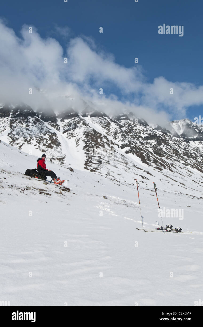 Repos dans la neige skieur Banque D'Images