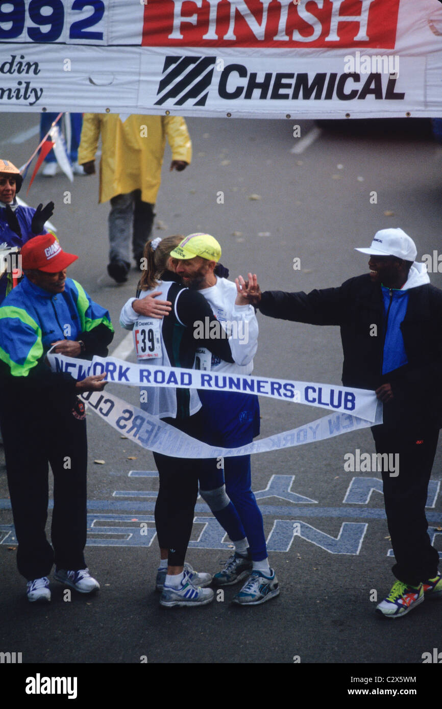 Fred Lebow avec Grete Waitz après avoir terminé ensemble le Marathon de New York 1992. Banque D'Images