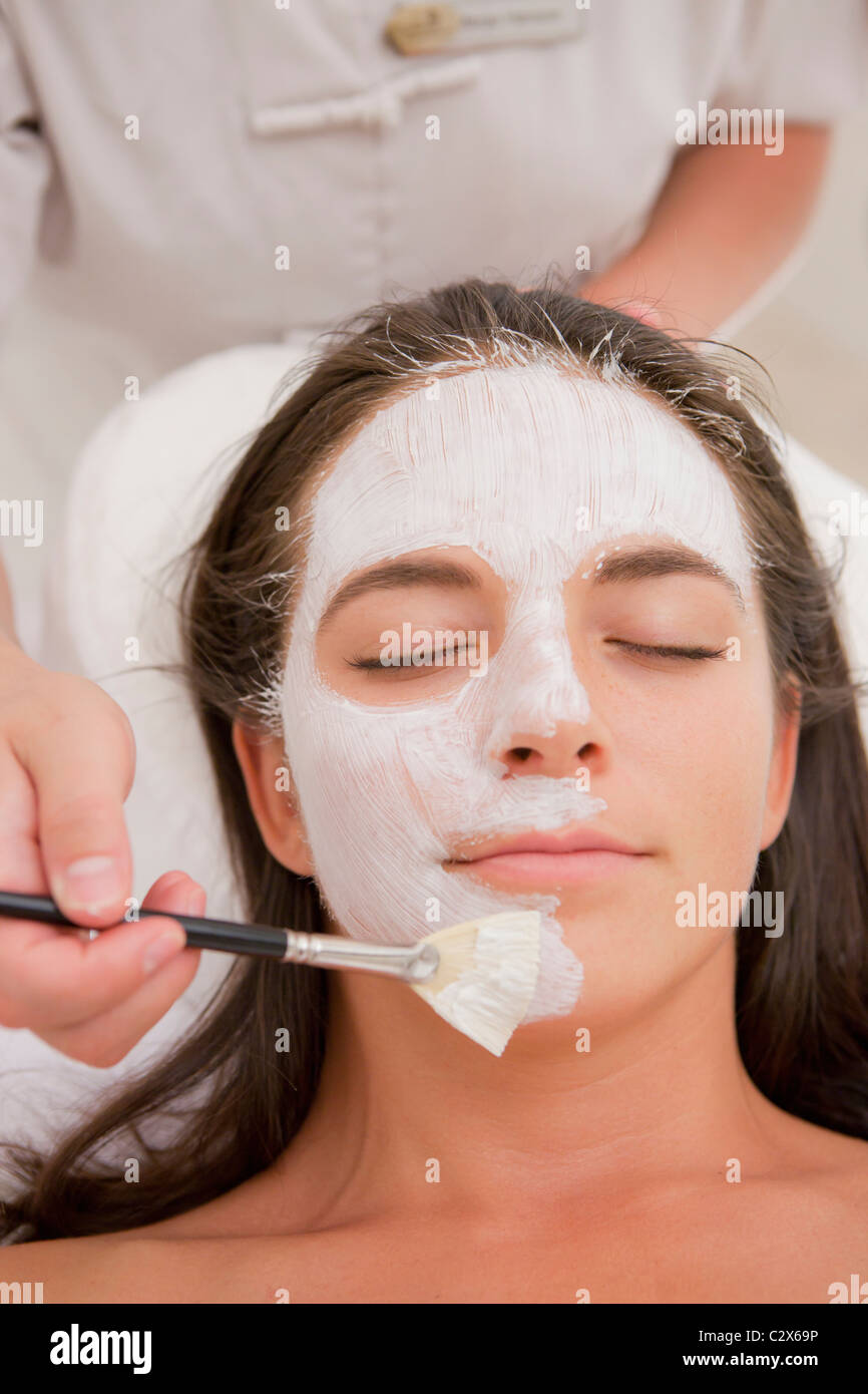 Femme ayant soin spa du visage Banque D'Images