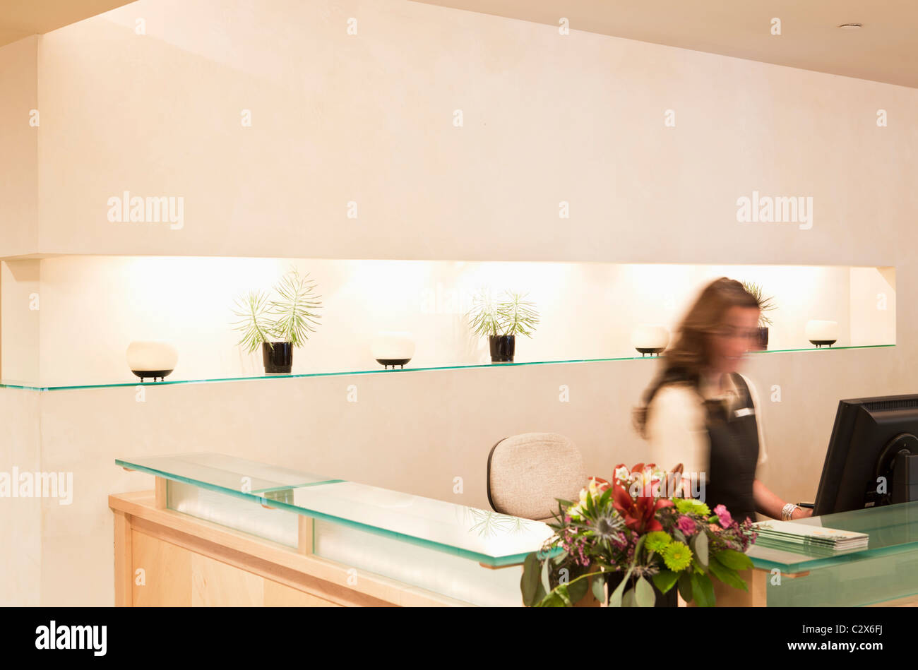 Femme travaillant au spa resort 24 Banque D'Images
