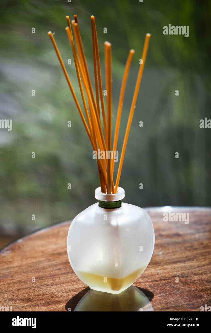 Bâtons d'encens dans un bocal en verre Banque D'Images
