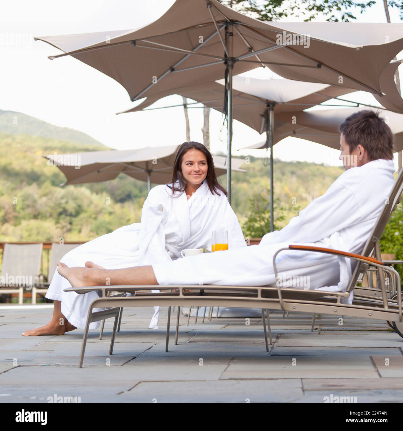 Couple enjoying breakfast proche piscine Banque D'Images