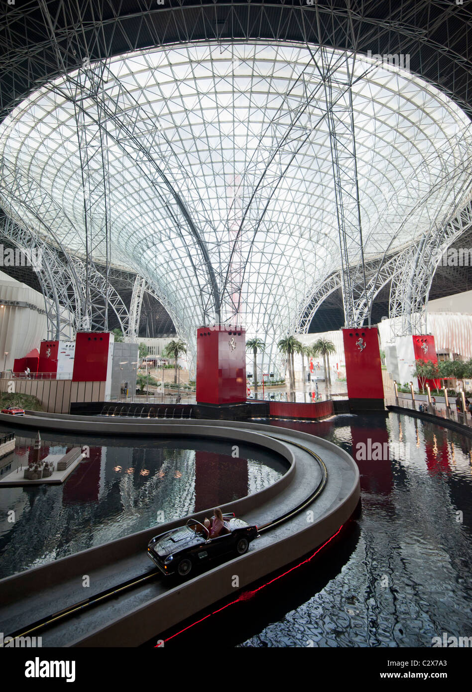 Le parc à thème Ferrari World à Abu Dhabi ÉMIRATS ARABES UNIS Emirats Arabes Unis Banque D'Images