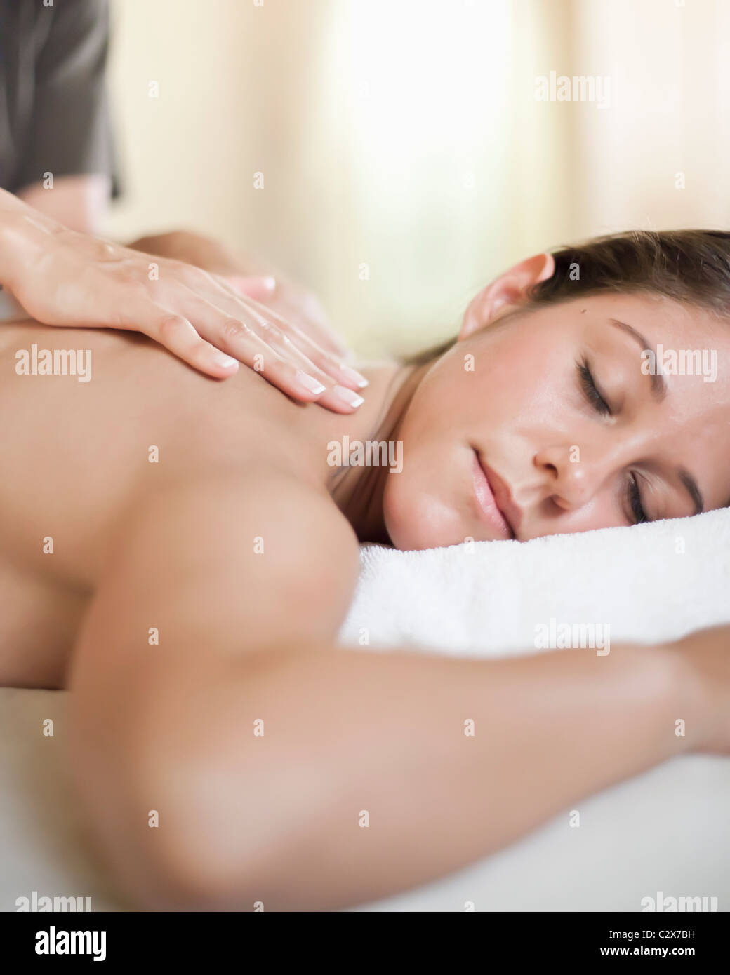 Caucasian woman ayant un massage Banque D'Images