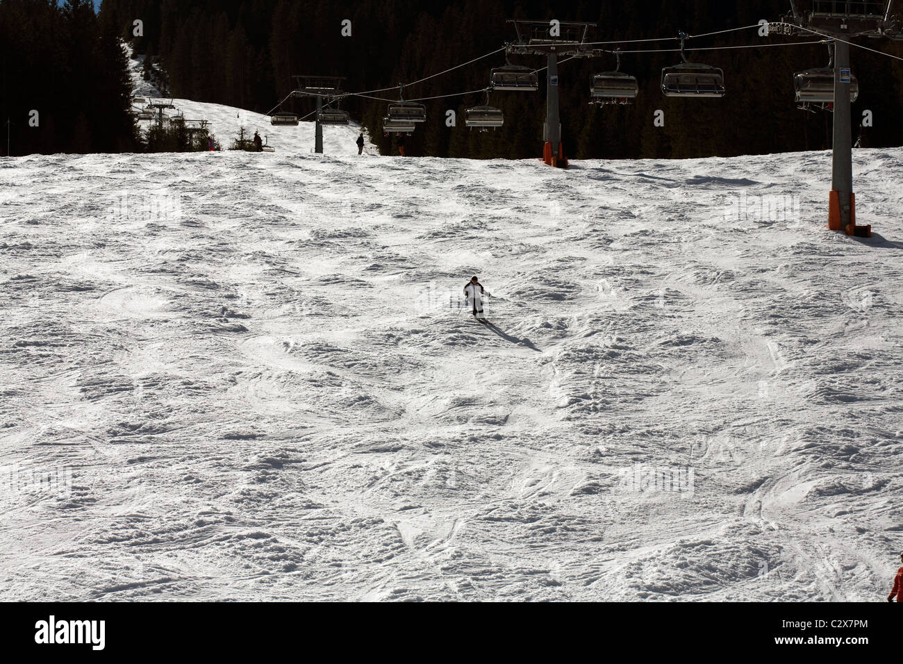 Une piste de ski de bosses avec au-dessus de Grossarl et Dorfgastein près de Bad Hofgastein Autriche Salzbergerland Banque D'Images