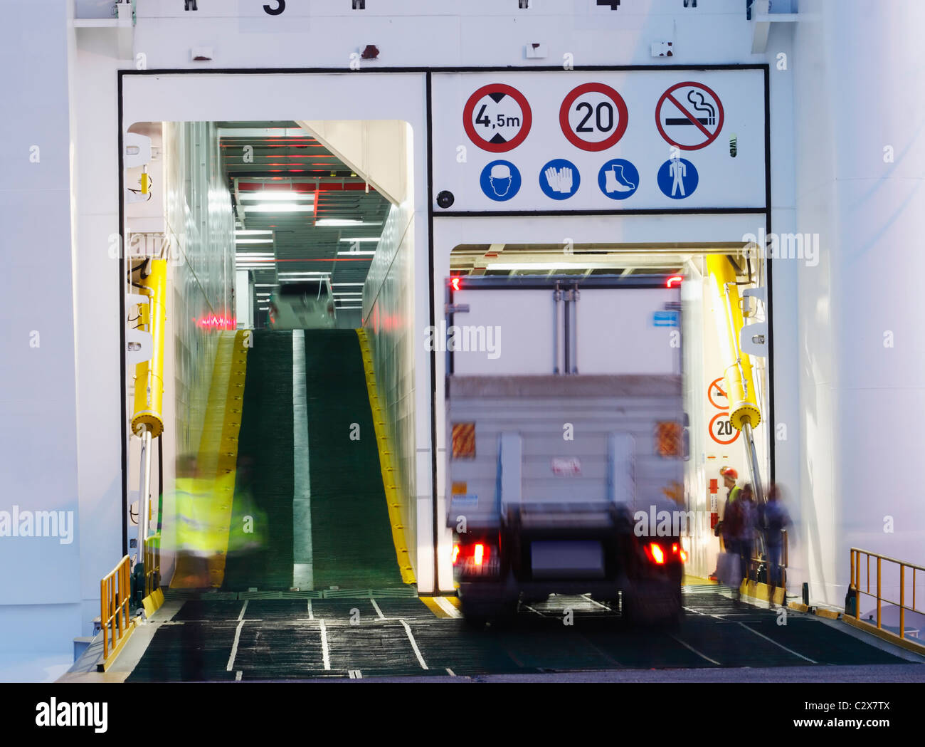 L'embarquement de camions la nuit ferry Banque D'Images