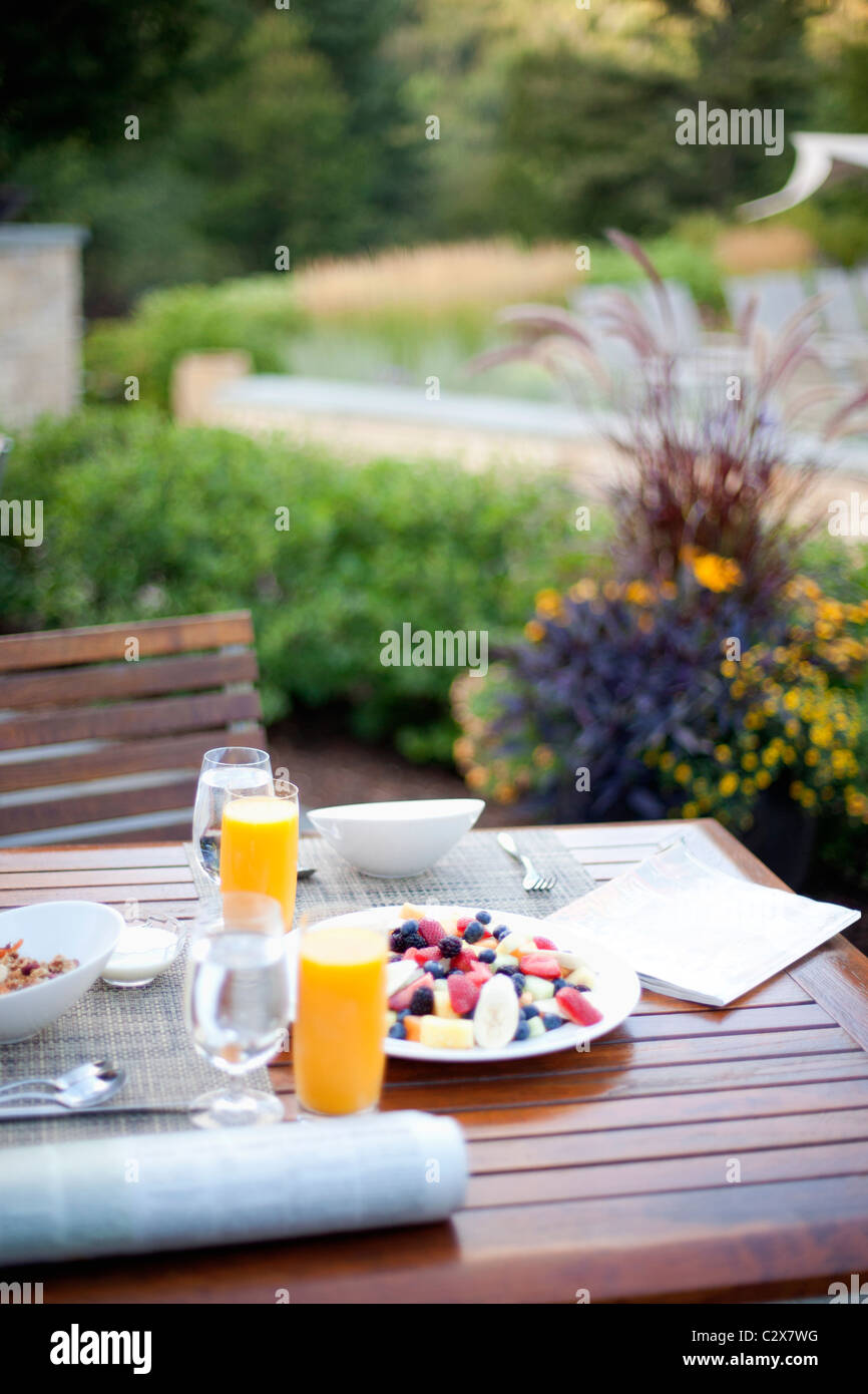 Petit-déjeuner sain sur table patio extérieur Banque D'Images