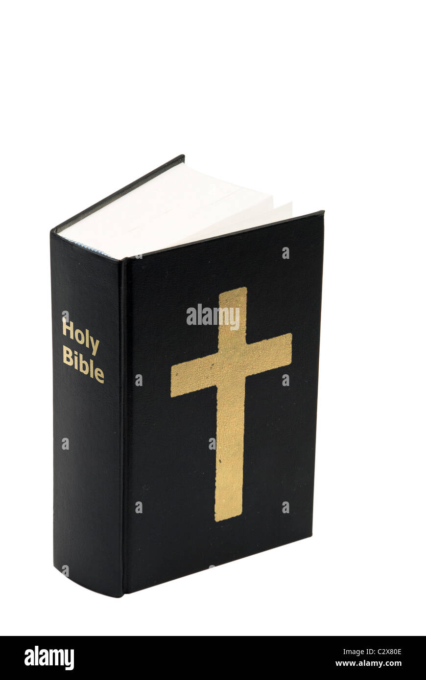 Gros plan d'une Sainte Bible avec grande croix isolé sur fond blanc Banque D'Images
