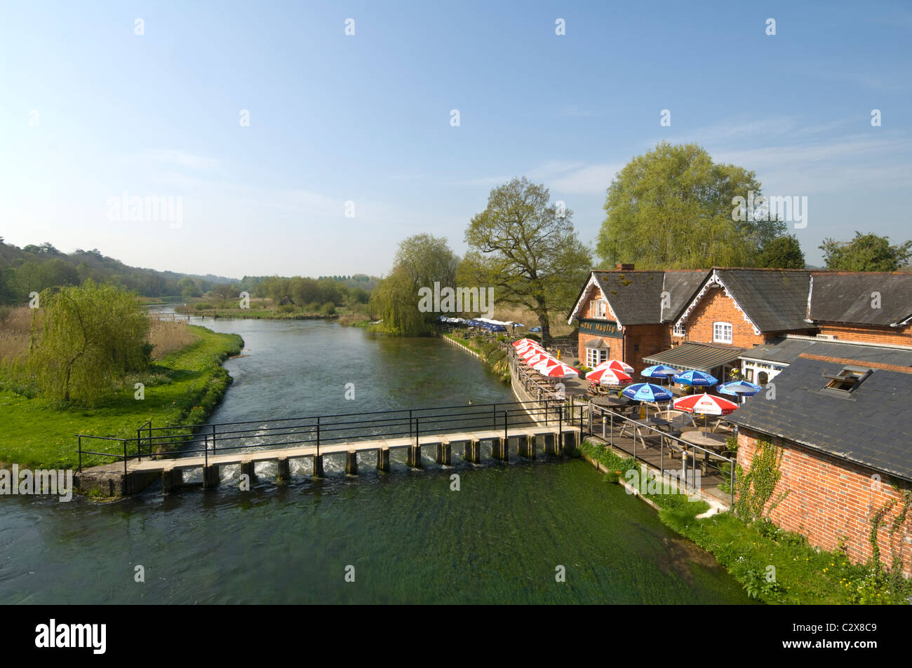 Vue de la promenade Riverside Pub éphémère à Fullerton, Test, Test de la rivière Vallée, Hampshire, Royaume-Uni Banque D'Images
