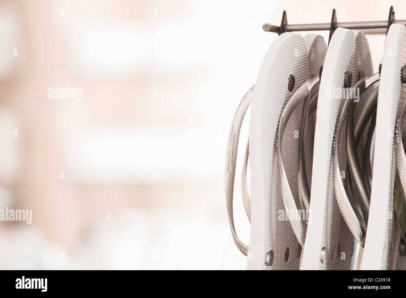 Close up of tongs hanging on rack Banque D'Images