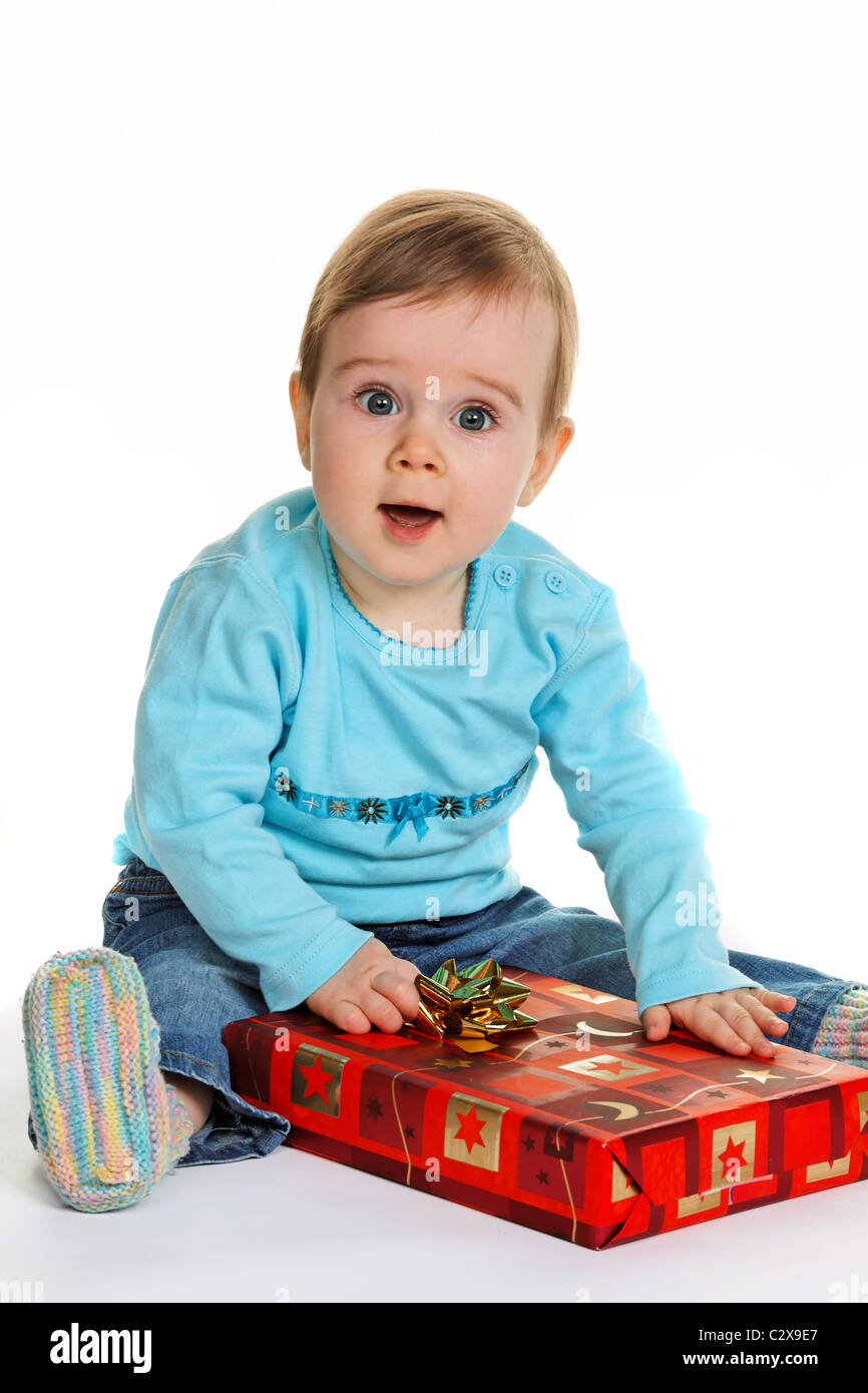 Petit enfant avec un paquet cadeau anniversaire Banque D'Images