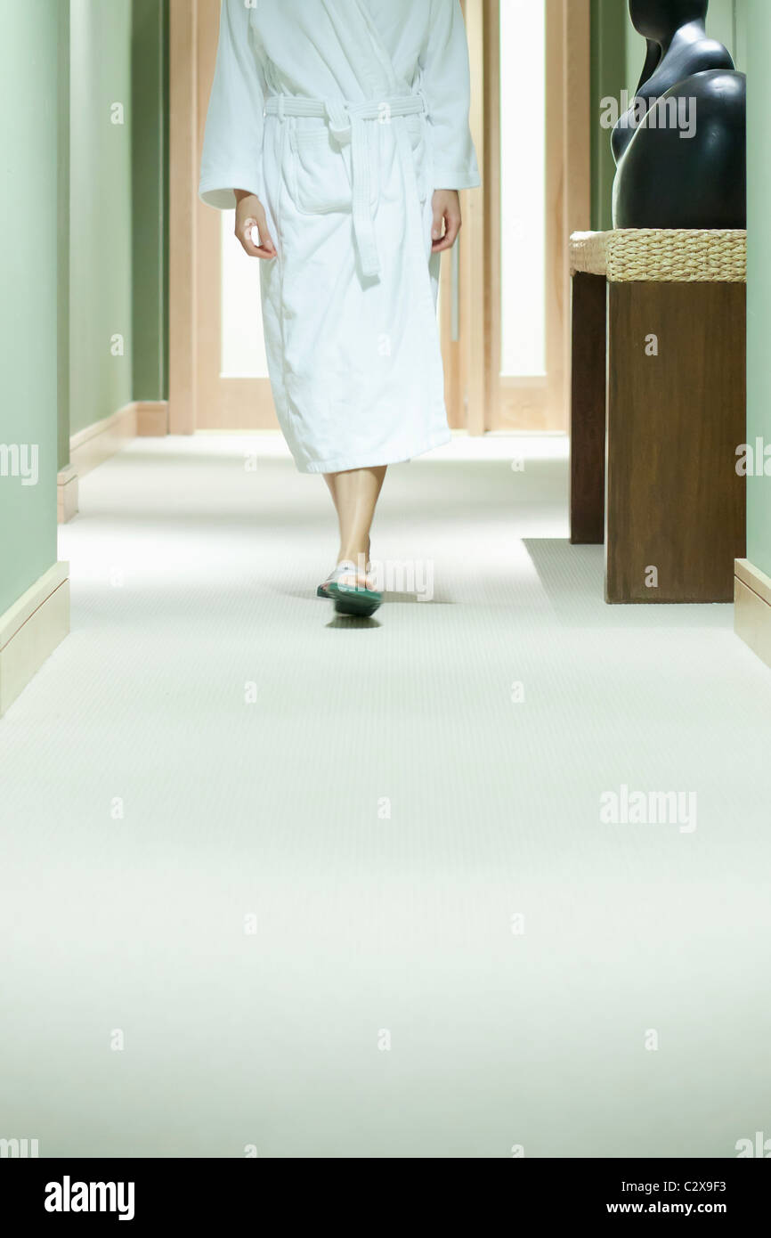 Mixed Race woman walking in corridor spa Banque D'Images
