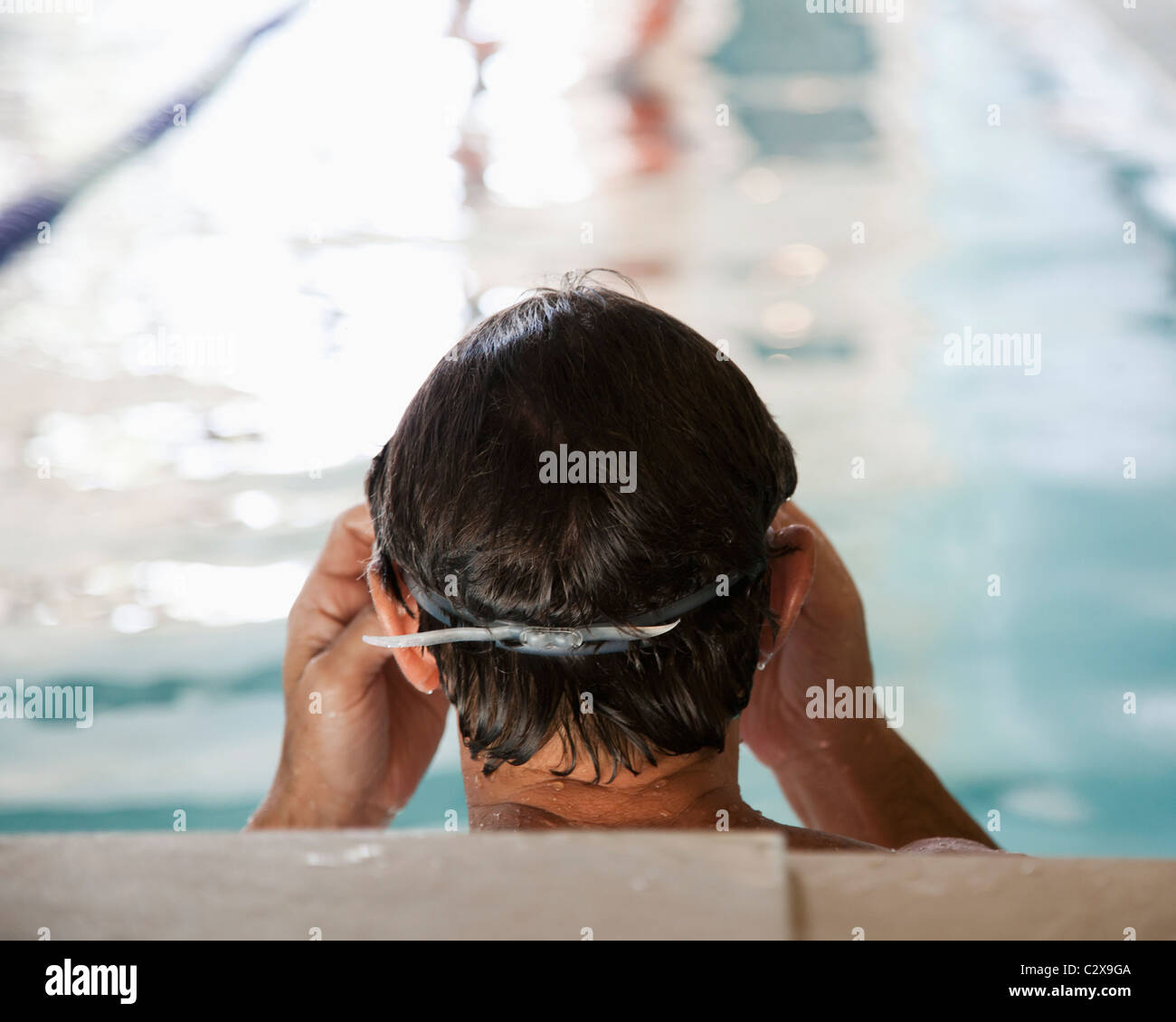Homme natation en piscine Banque D'Images