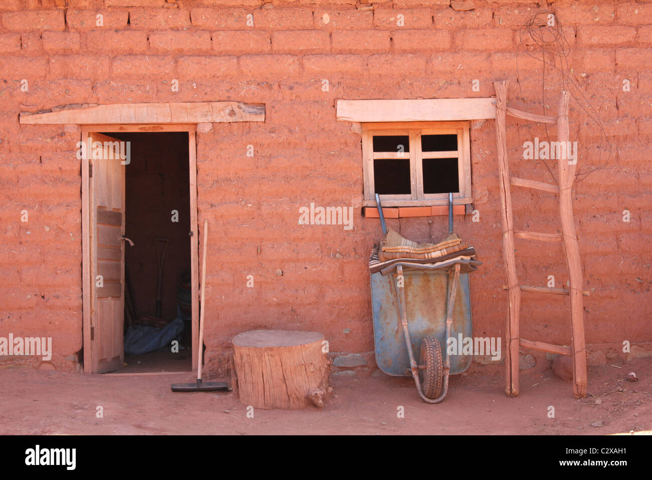 Habitations en adobe traditionnelle Villa Abecia, Bolivie Banque D'Images