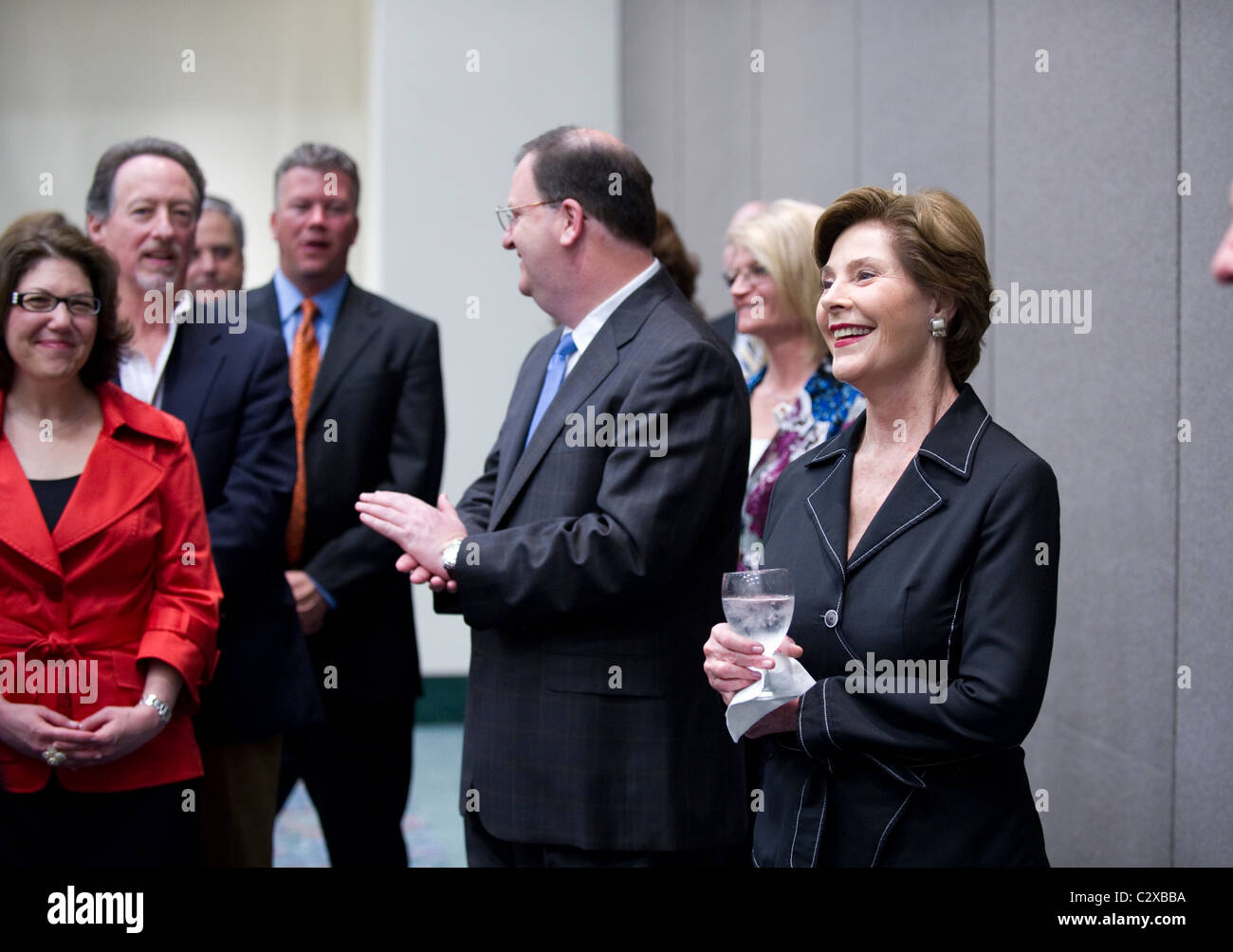 L'ancienne Première dame Laura Bush (r) rencontre avec des cadres avant d'un discours à des chefs d'entreprise à un Fort Worth au Texas Banque D'Images