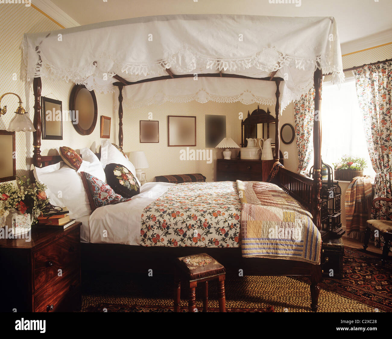 Le style de l'époque lit à baldaquin avec couvre-lit motif floral Banque D'Images