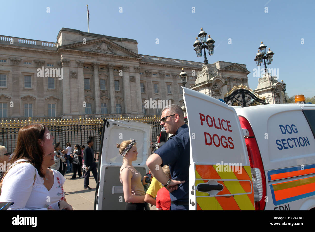 L'unité de neutralisation des bombes de la Police royale de préparatifs du mariage à l'extérieur de Buckingham Palace à Londres Banque D'Images