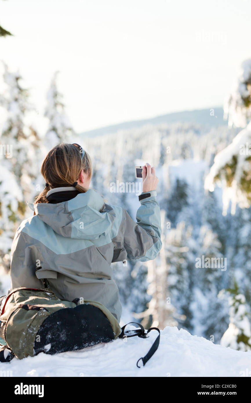 Caucasian woman de raquette en région éloignée de la prise de photographies Banque D'Images