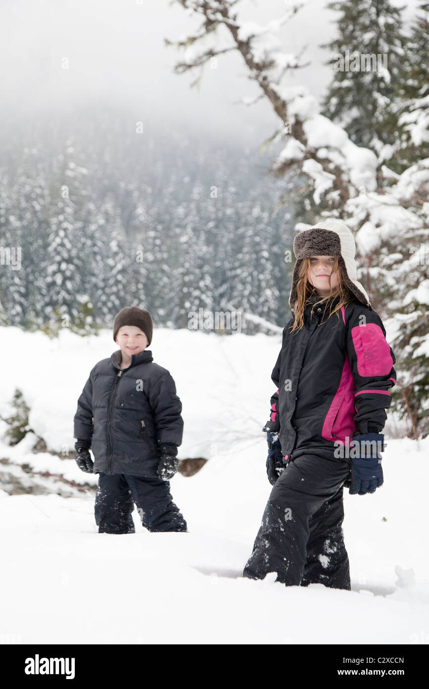 Des enfants de race blanche debout dans la neige Banque D'Images