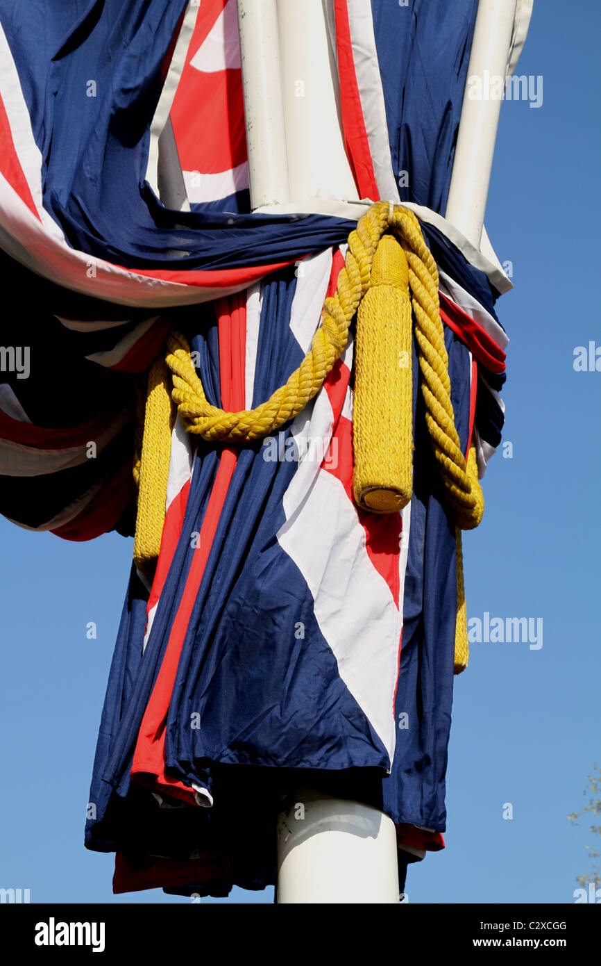 Union Jack sur perche pendant les préparatifs du mariage royal à l'extérieur de Buckingham Palace à Londres Banque D'Images