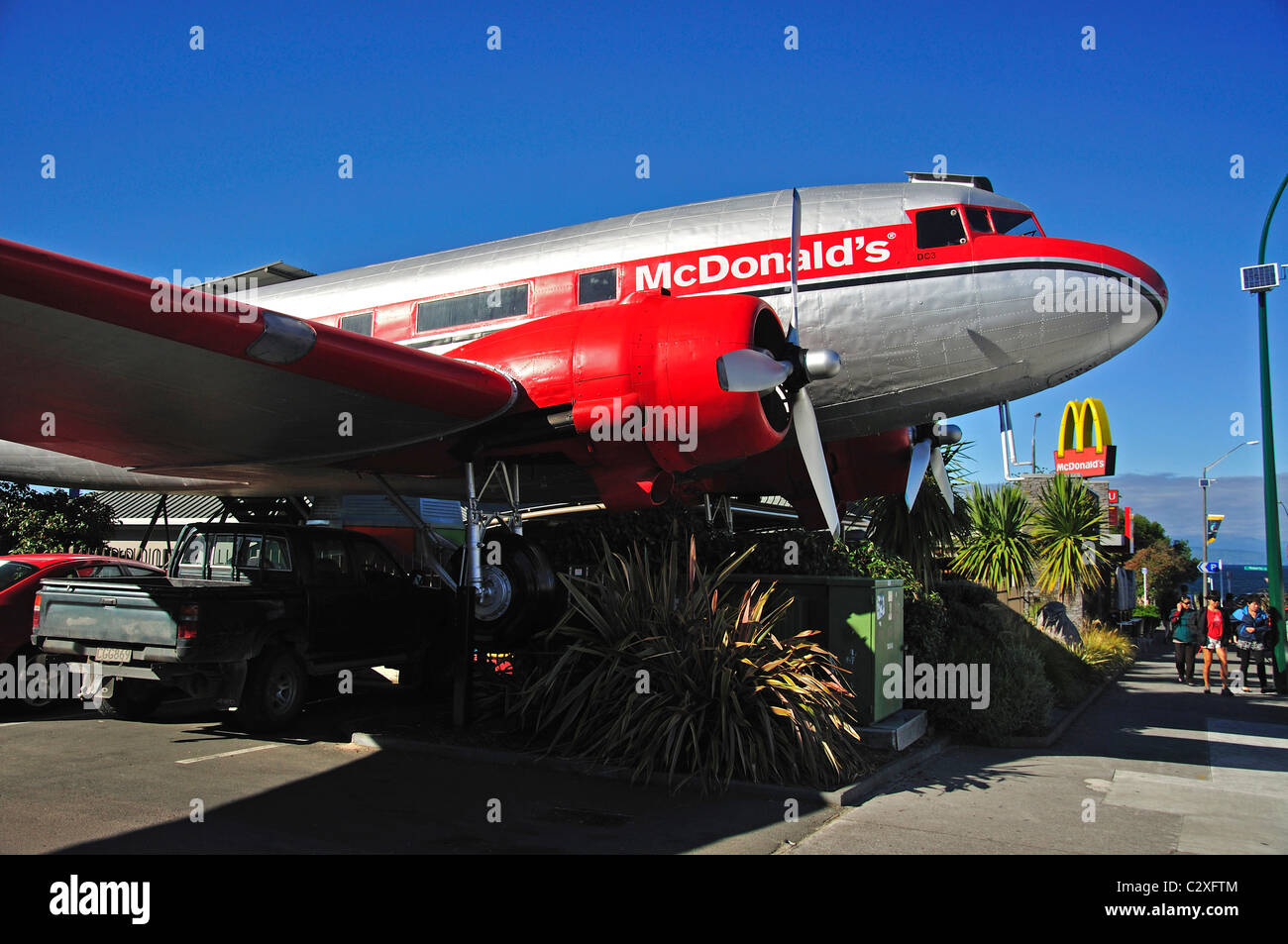 Douglas DC-3 Vintage chez McDonald's Restaurant, Ruapehu Street, Taupo, île du Nord, de la région de Waikato, Nouvelle-Zélande Banque D'Images