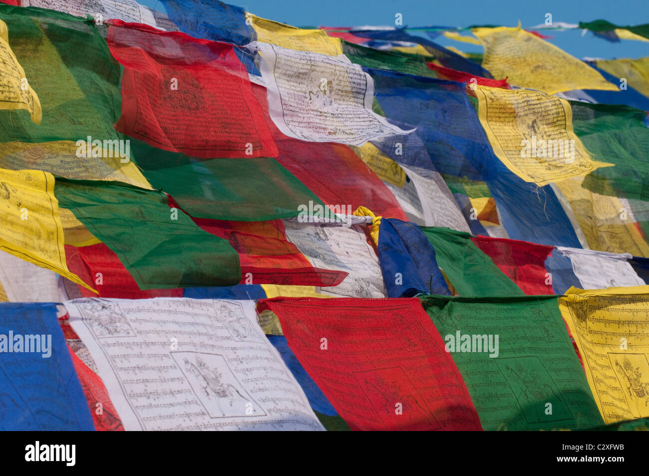 Les drapeaux de prières ornent le Boudha Stupa près de Katmandou, Népal Banque D'Images