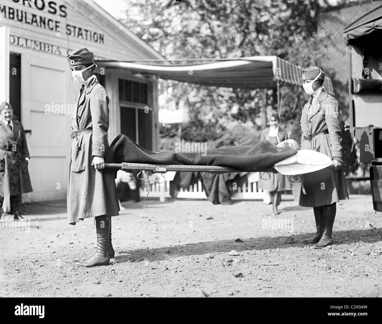 Une démonstration à la poste d'ambulances d'urgence de la Croix-Rouge à Washington, D.C., au cours de la pandémie de grippe de 1918 Banque D'Images