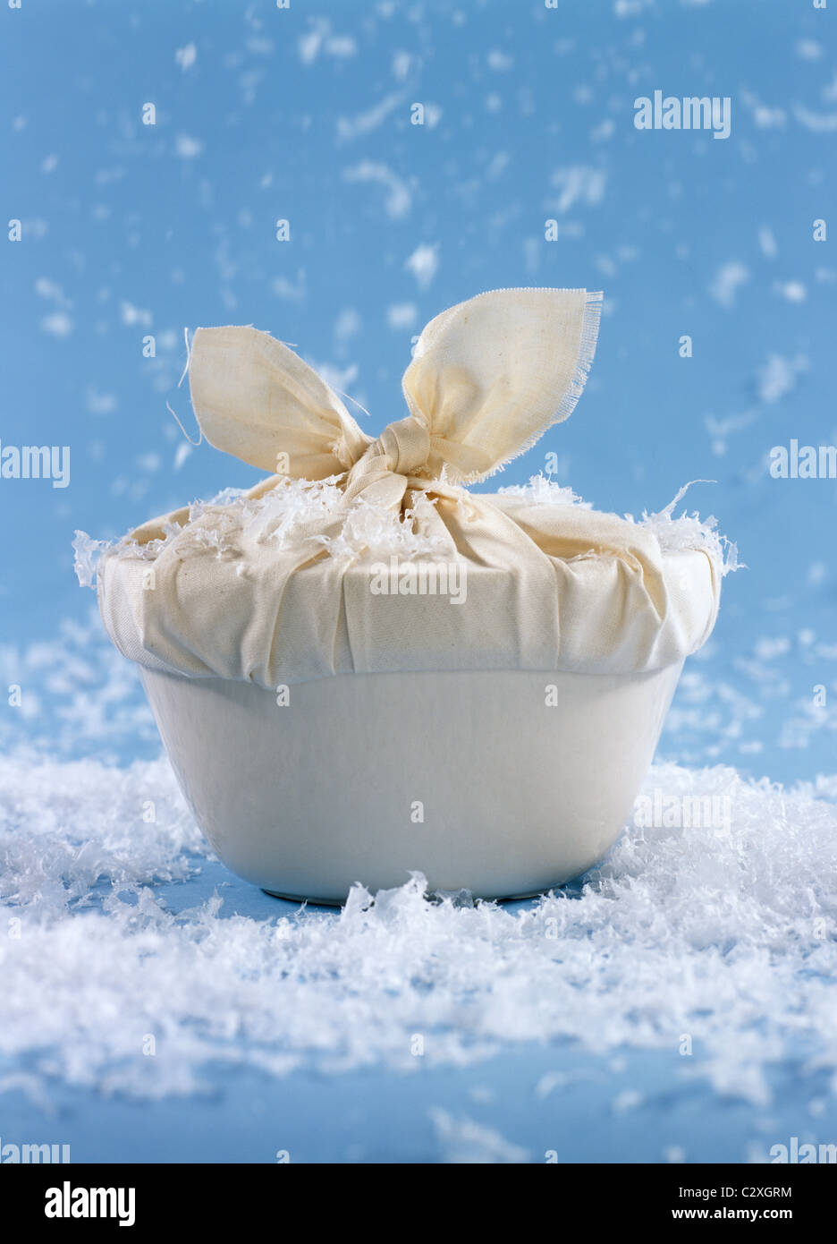 Pudding de Noël enveloppée dans un bol en céramique vertical image Banque D'Images