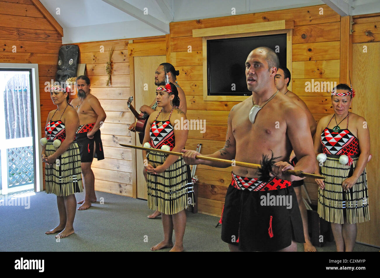 Le rendement de la culture Maori, vivant de Whakarewarewa Village Thermal, Rotorua, Bay of Plenty, North Island, New Zealand Banque D'Images