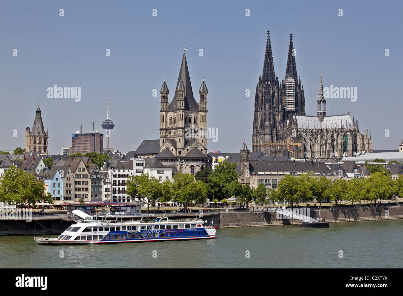 Aperçu de cologne avec complète avec un bateau de tourisme par le Rhin Banque D'Images