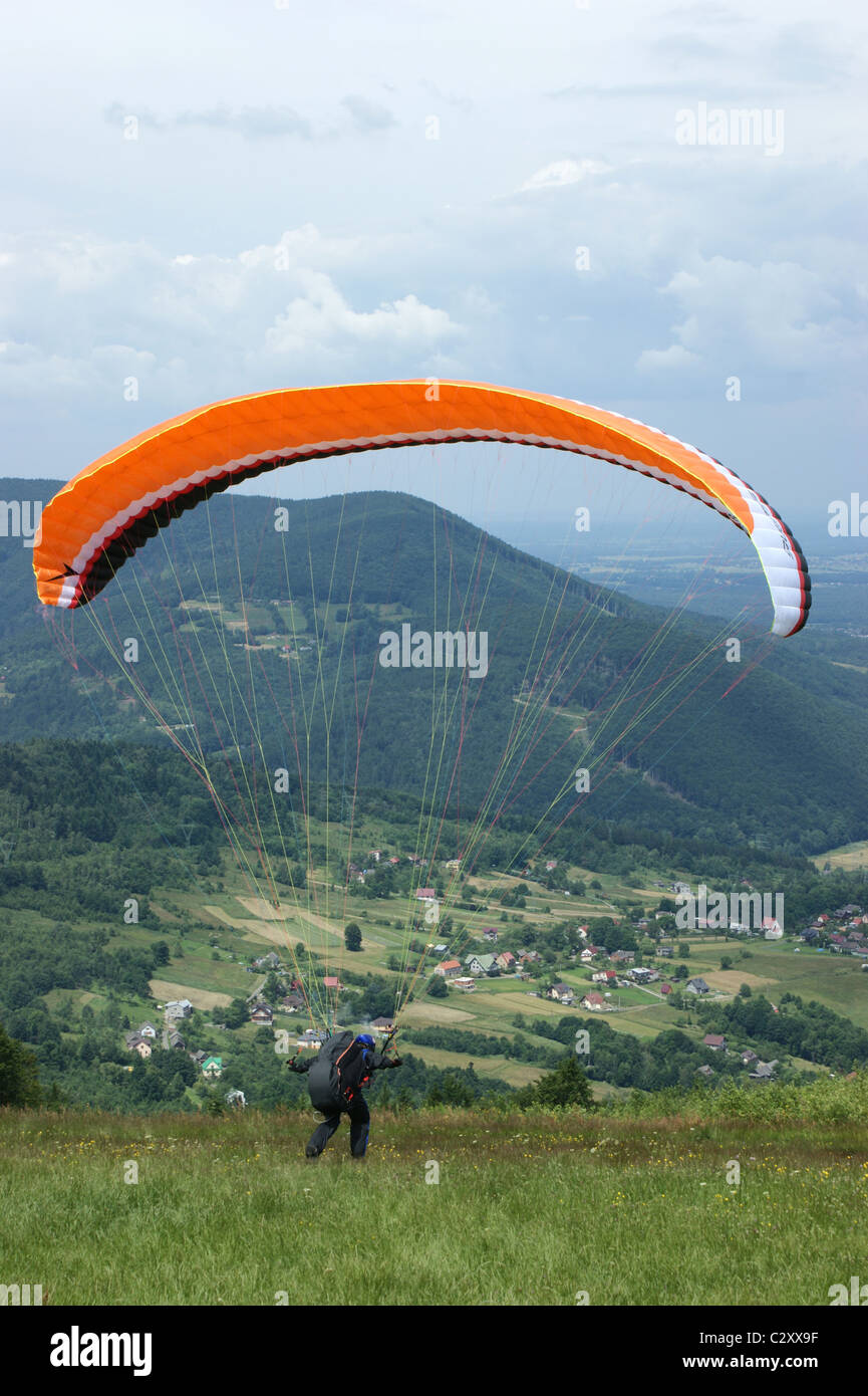 Départ de parapente, vue à partir de ZAR Mountain dans le sud de la Pologne, Beskid Slaski Banque D'Images