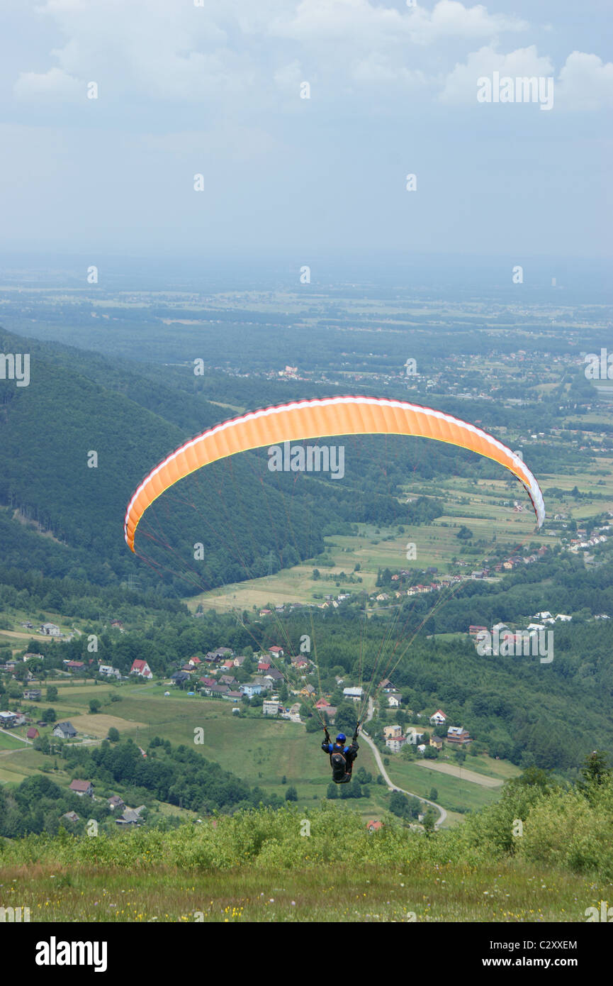 Parapente, voir à partir de Zar montagne en Pologne du sud, Beskid Slaski Banque D'Images