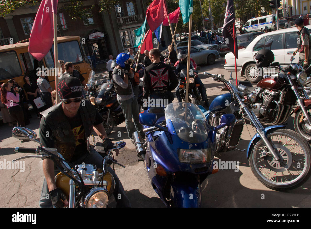 Les membres d'une bande de motards se rassemblent sur l'appartement de marquant l'anniversaire de la fondation de la ville, à Yuzhno Sakhalinsk Banque D'Images