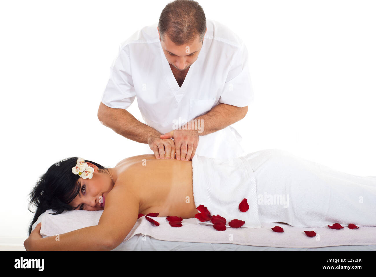 Du vrai masseur professionnel donnant un massage dos à une jeune femme brune Banque D'Images