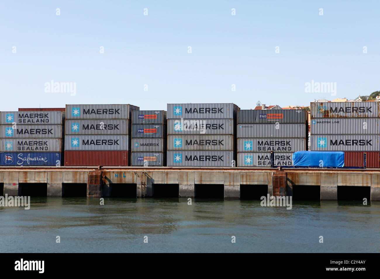 Unités de conteneurs à la gare maritime de Rocha comte d'Obidos, à Lisbonne, au Portugal. Banque D'Images