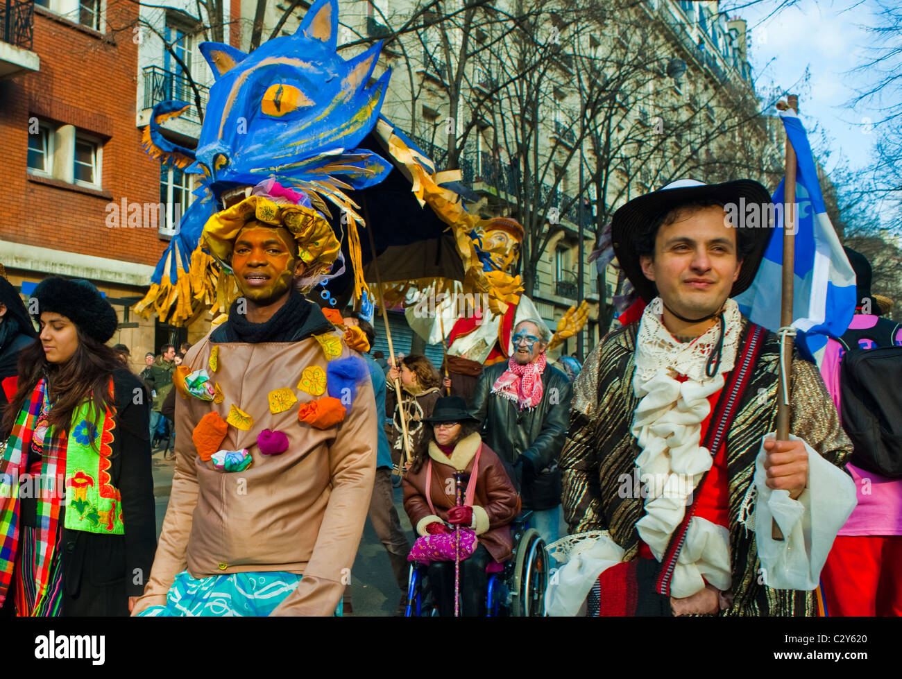Paris, France, Français célébrant le défilé annuel du carnaval, hommes en costumes traditionnels, cultures différentes, vacances amusantes, colorées, foule diversifiée de gens devant Banque D'Images