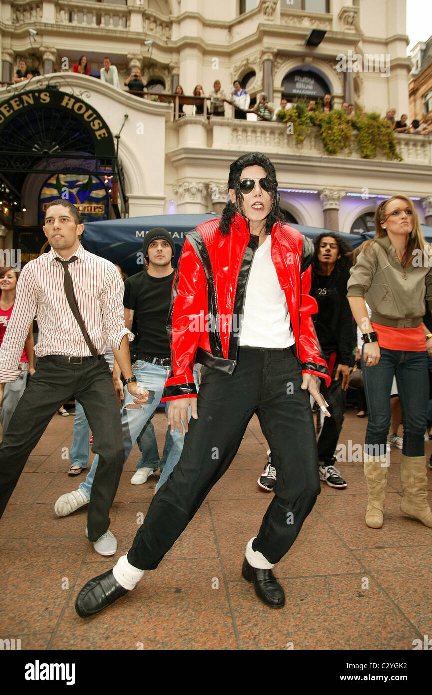 Michael Jackson Impersonator 'Navi' apparaît dans Leicester Square dans le  cadre de célébration pour le 50e anniversaire de Michael Jackson Photo  Stock - Alamy