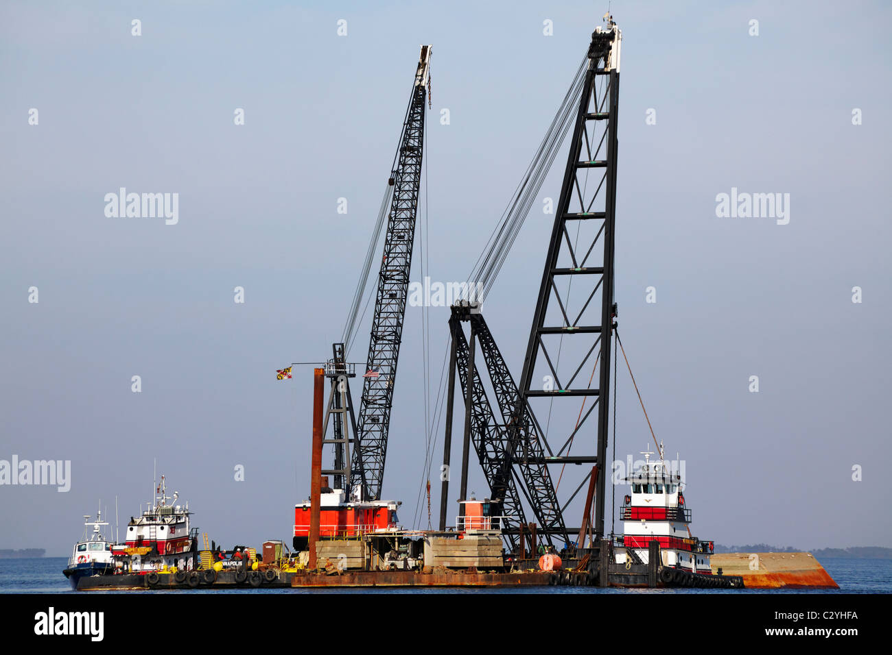Les remorqueurs et les grues sur une plate-forme de projet de construction dans la baie de Chesapeake, dans le Maryland, Cove Point. Banque D'Images