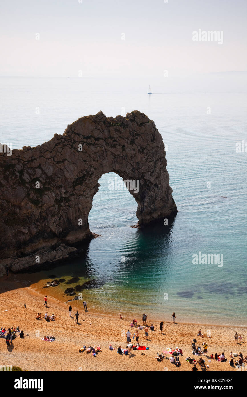 Excursions d'une journée sur la plage à l'arche calcaire Durdle Door, Dorset, Angleterre Banque D'Images