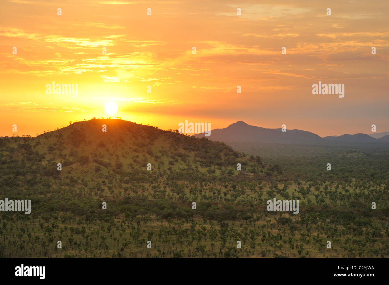 Soleil derrière les collines du Parc National de la BOMA, Boma-Jonglei État, le Soudan du Sud Banque D'Images