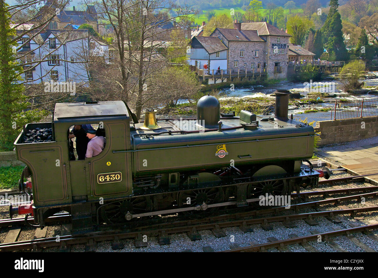 Pannier n° 6430 GWR Réservoir à Llangollen gare à côté de la rivière Dee. Banque D'Images