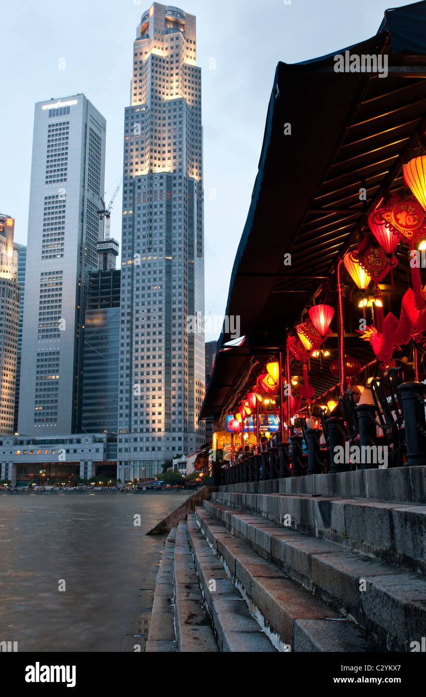 Riverside restaurants dans la soirée sur le Boat Quay, Singapour Banque D'Images