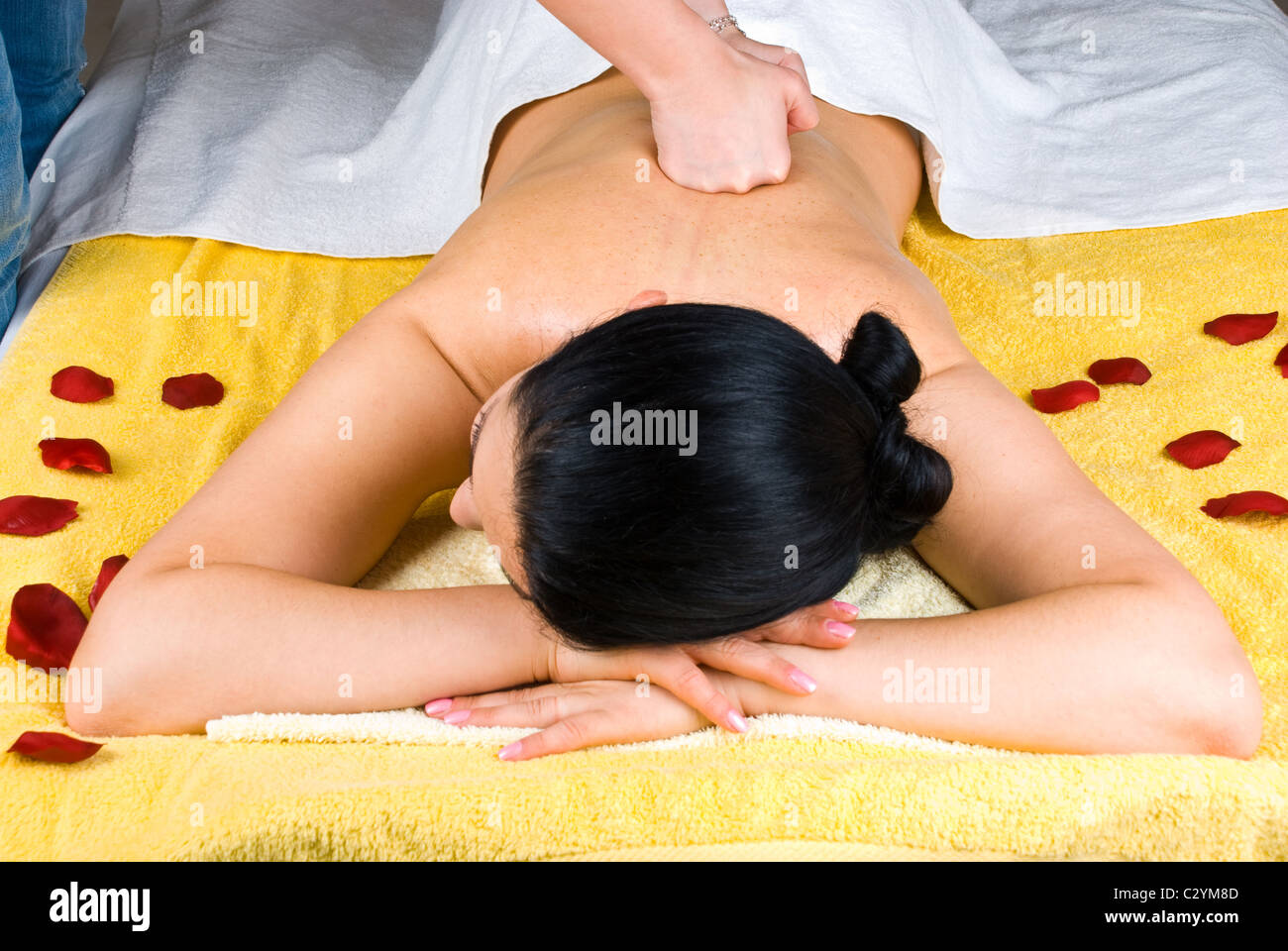 Donner Esthéticienne Massage du dos en profondeur à une jeune femme Banque D'Images
