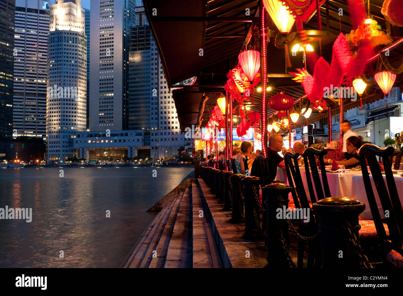 Riverside restaurants dans la soirée sur le Boat Quay, Singapour Banque D'Images