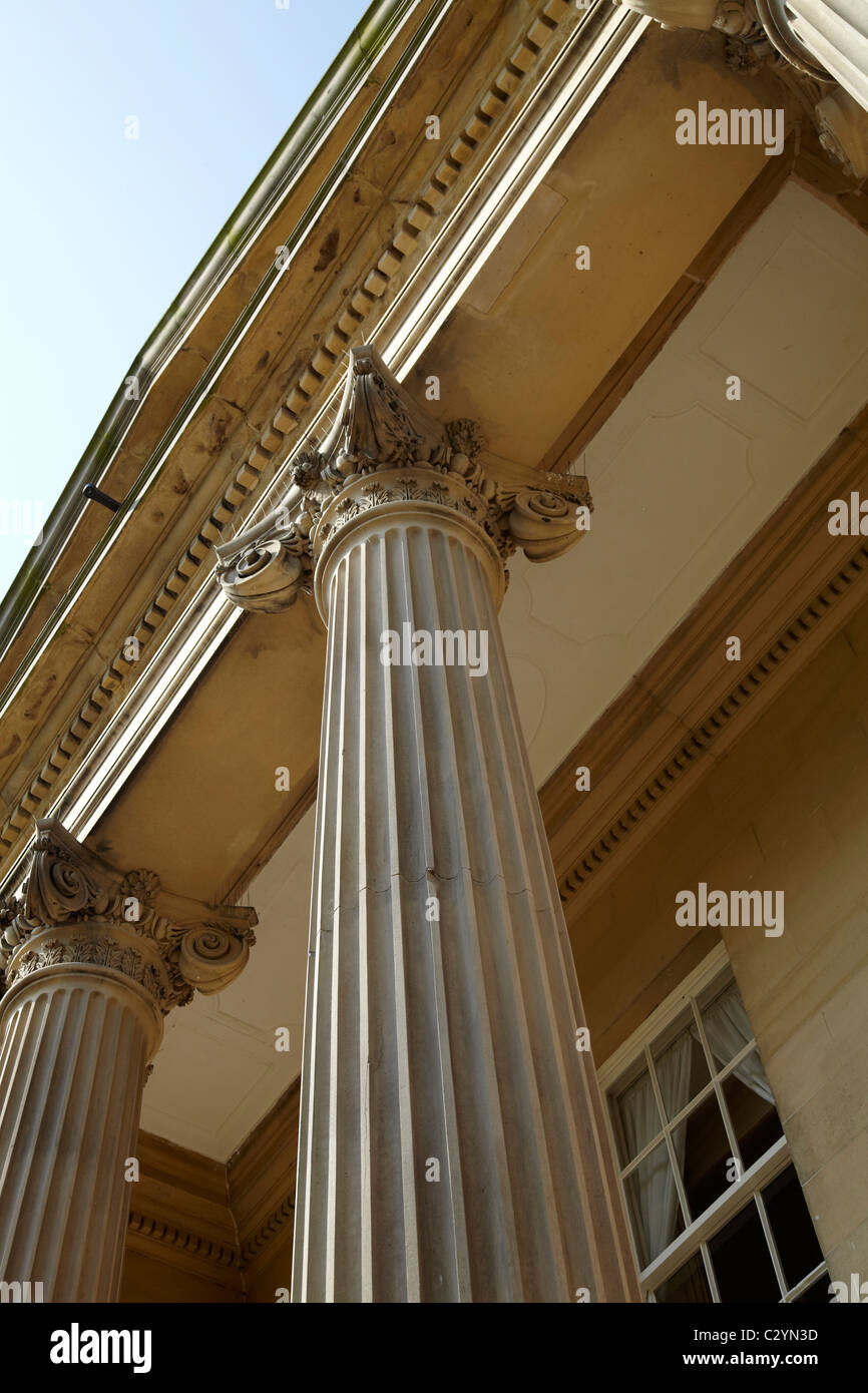 Jusqu'à la construction de fenêtres et des colonnes grecques avec ciel bleu Banque D'Images