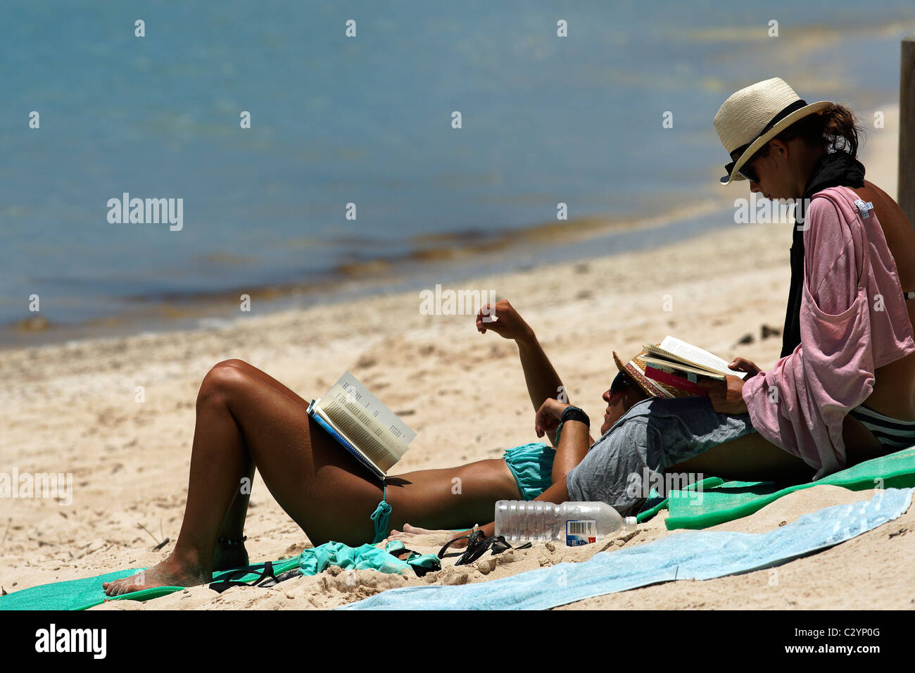 La lecture de soleil sur la plage de sable blanc, Cape Range National Park, Exmouth Australie Occidentale Banque D'Images