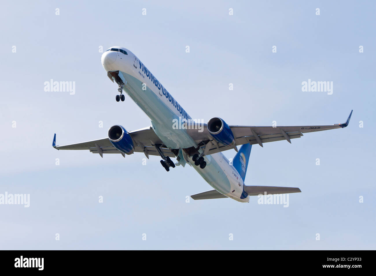 Boeing 757-3CQ, reg. G-JMAB, appartenant à Thomas Cook Airlines, décollant de l'aéroport de Manchester, Royaume-Uni Banque D'Images