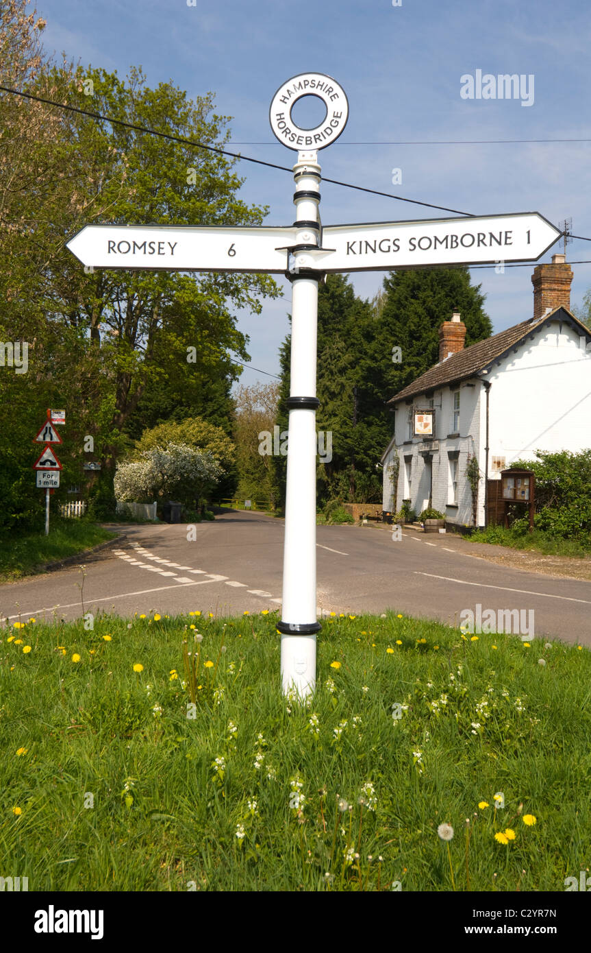 Ancien panneau de circulation dans Somborne du Roi, Test Valley, Hampshire, Royaume-Uni Banque D'Images