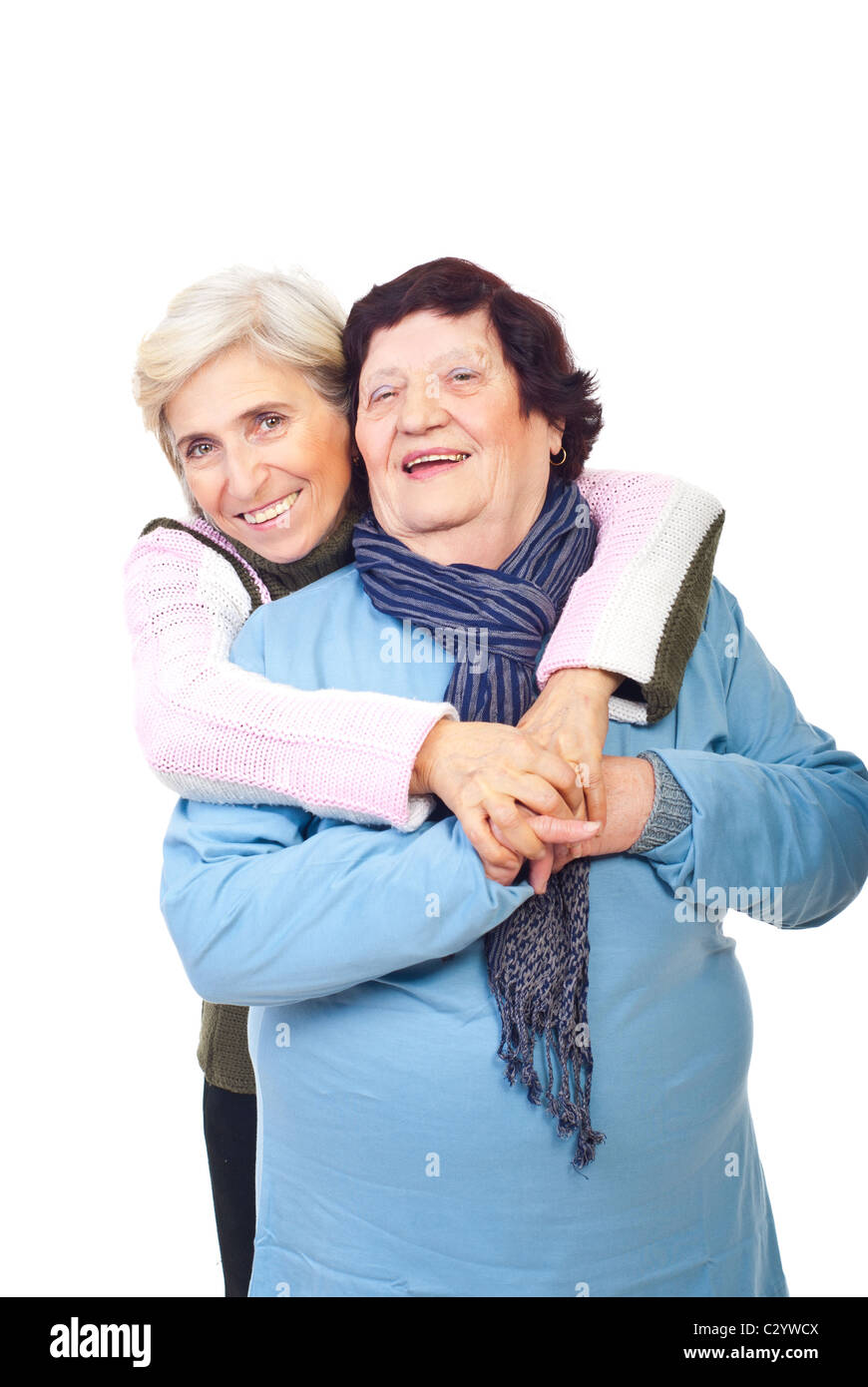 Rire mère âgée avec de hauts fille embrassant isolé sur fond blanc Banque D'Images